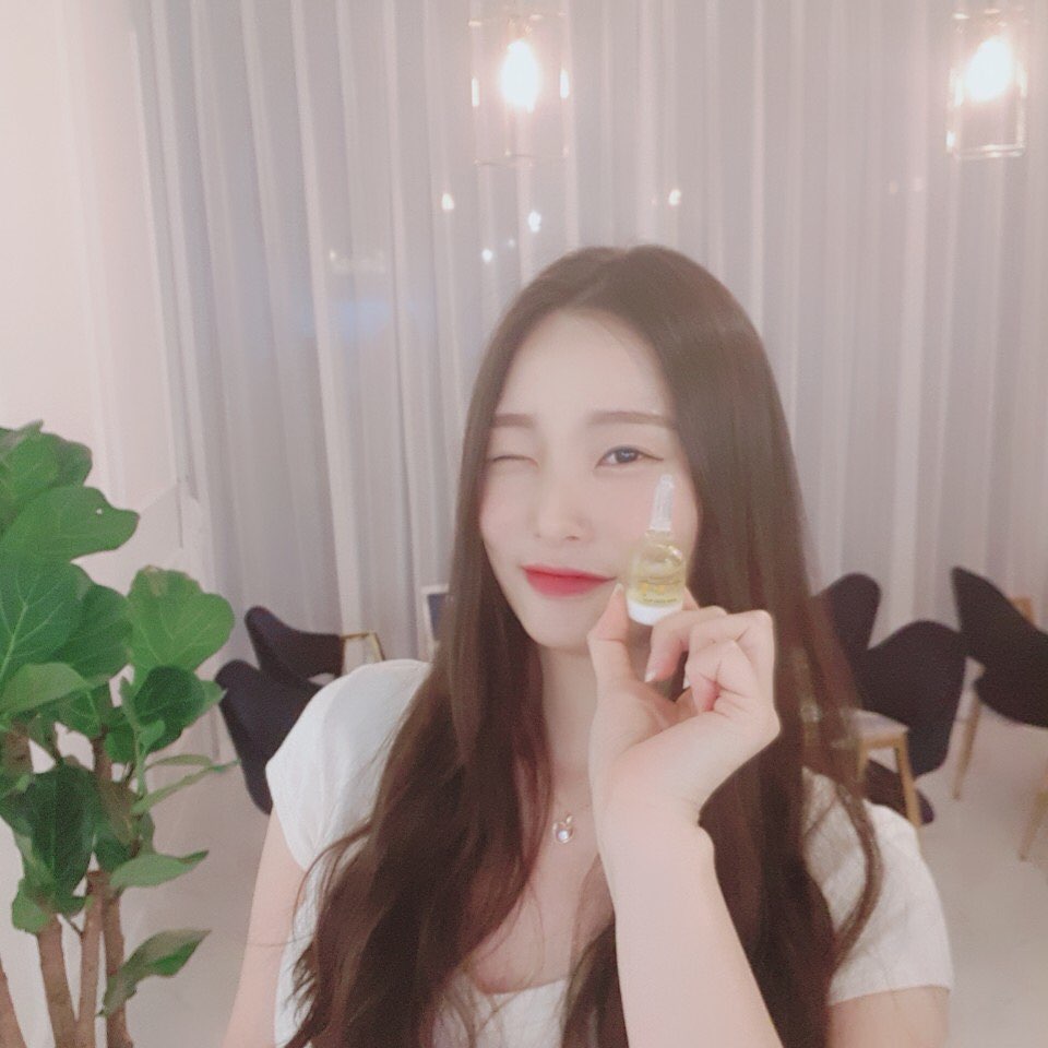 찌니의😋일상이🌕담긴📷 소중한💝 공간 on Instagram: “패키지 진짜 넘나 취저☺️
피부탄력이 떨어지고 있는 요즘에 딱 좋은 제품😍
피부활력은 요걸루 끝~♡ #로하셀 #lohacell #로하셀비타드롭샷앰플 #비타드롭샷앰플 #드롭샷앰플 #로하셀앰플 #비타민앰플 #스킨케어 #홈케어”