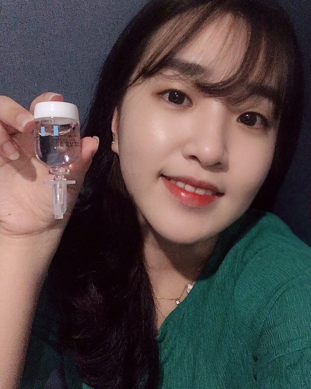 Hye Rim Kim on Instagram: “정말..대박이군 로하셀🤭 누가보면 로하셀 직원인줄 알겠지만.. 아녜요.. 대박인건 어쩔수가 없네용❤️ 홈케어 #앰플 제품으로 손에 꼽는듯해요🙆🏻‍♀️ 처음 도포 할때 끈적이는가 싶더니 흡수 되고 나서 피부결 아주칭찬해요😍 #로하셀#수분앰플#홈케어…”