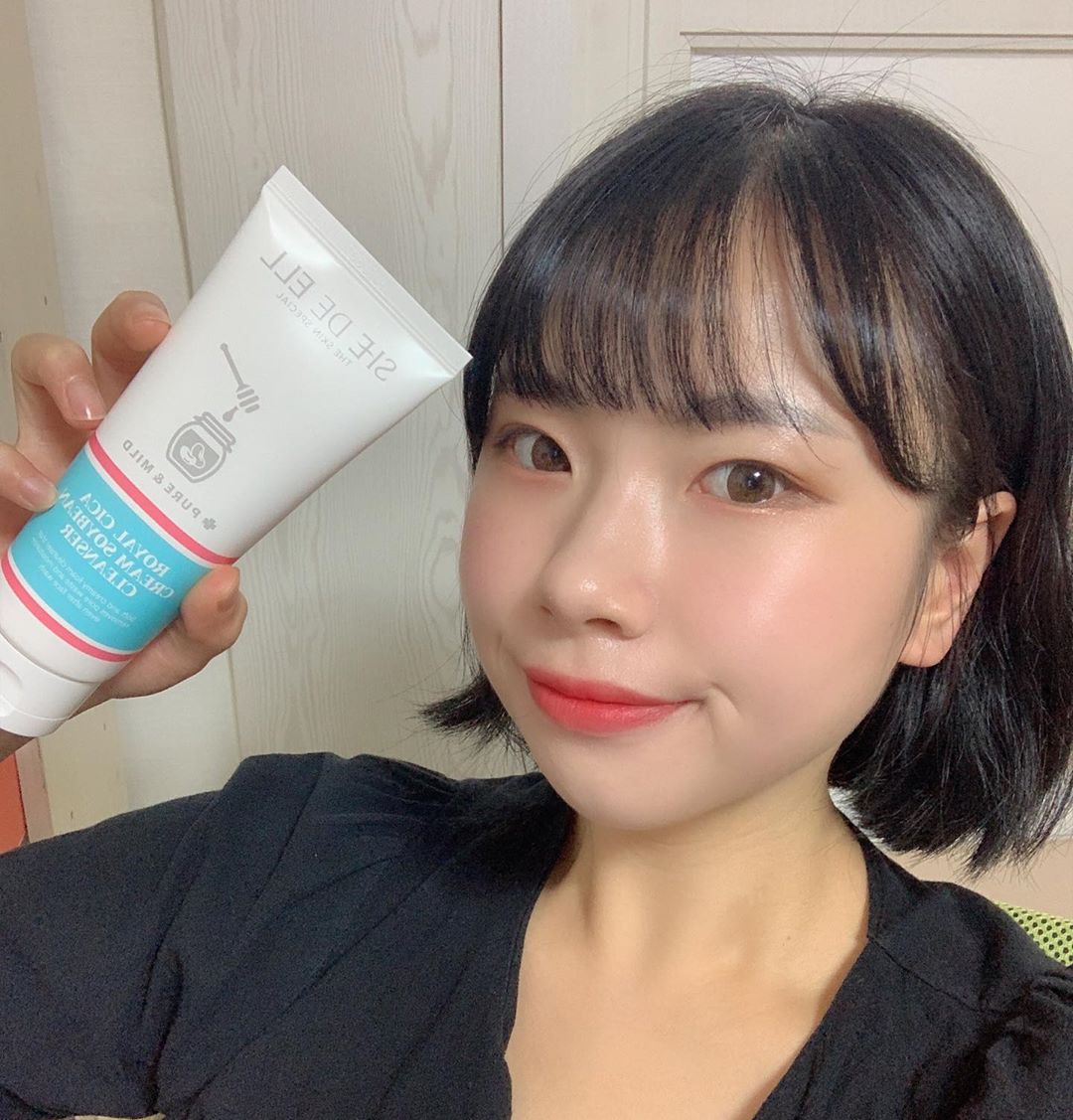 수정인스타 on Instagram: “#쉬드엘콩클렌저 약산성 폼클렌저로 단백질이 가득한 5가지 콩 추출물과 로얄젤리 추출물이 함유되어 있어 세안 시 영양과 수분이 빼앗기지 않도록 도와주어 땡기지 않고 부드럽다!! 냄새도 짱죠움!💛 #쉬드엘 #shedeell #콩클렌저…”