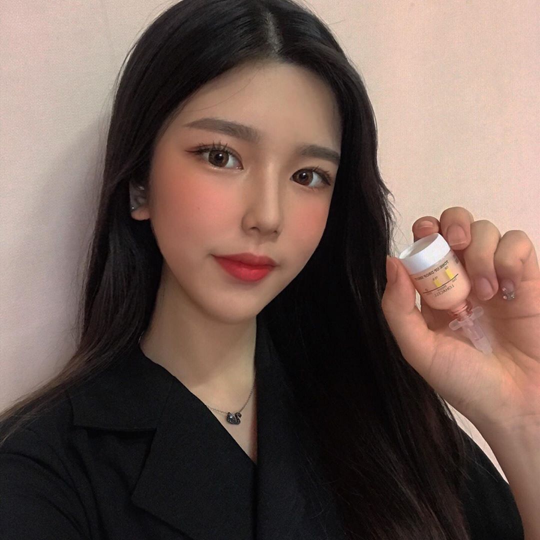 김민서 on Instagram: “2주 정도 써 본 앰플인데 진짜 넘 좋다 화장하기 전에 바르고 하면 하나도 안뜨게 해줌,,, 미백이랑 주름개선에도 효과가 있다니까 꾸준히 써야지😆 #로하셀 #lohacell #로하셀드롭샷앰플 #로하셀앰플 #톤업드롭샷 #드롭샷앰플 #미백앰플 #스킨케어…”
