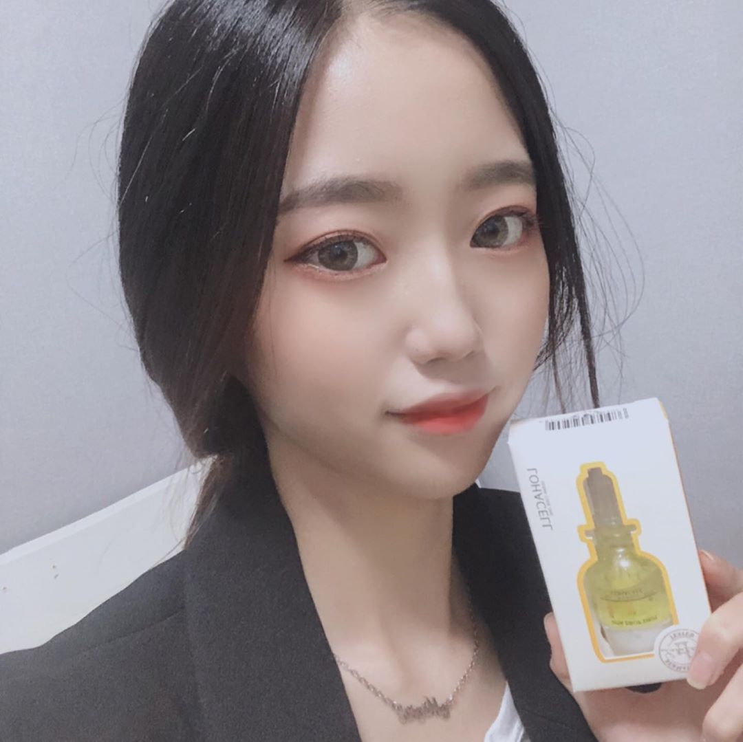 권민진 on Instagram: “✨로하셀 비타드롭 샷 앰플✨

피부 미백과 주름개선에 도움을 주고
지친 피부를 다시 깨워주는
비타 빵빵 활력 앰플 !
얼굴에 바르면 상큼해지는 느낌을 
확 받아서 너무 좋았던 제품 ❤️”