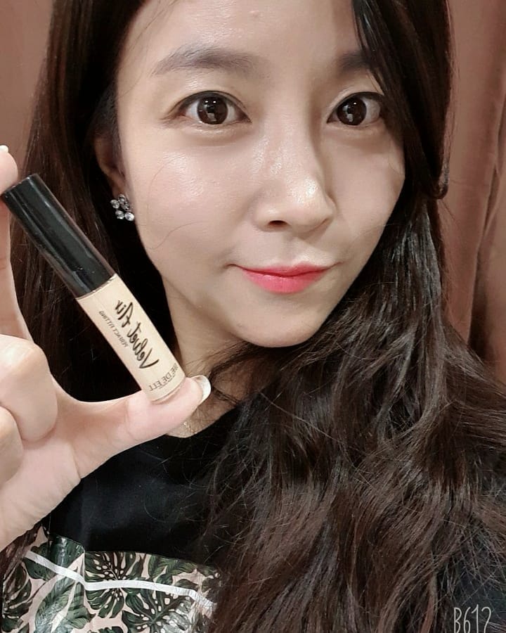 @gao8785 on Instagram: “#쉬드엘컨실러 . . 얇고 부드럽게 발리면서도 커버력 👍 완전좋음 워터프루프 컨실러라서 놀러갈때나,  평소에 쓰기에도 묻어나옴이나 끈적임이 없어서 딱좋음. 커버력 뿐만아니라, 5중 세라마이드 함유로 외부 환경으로 인한 피부 자극으로부터 보호해줌.…”