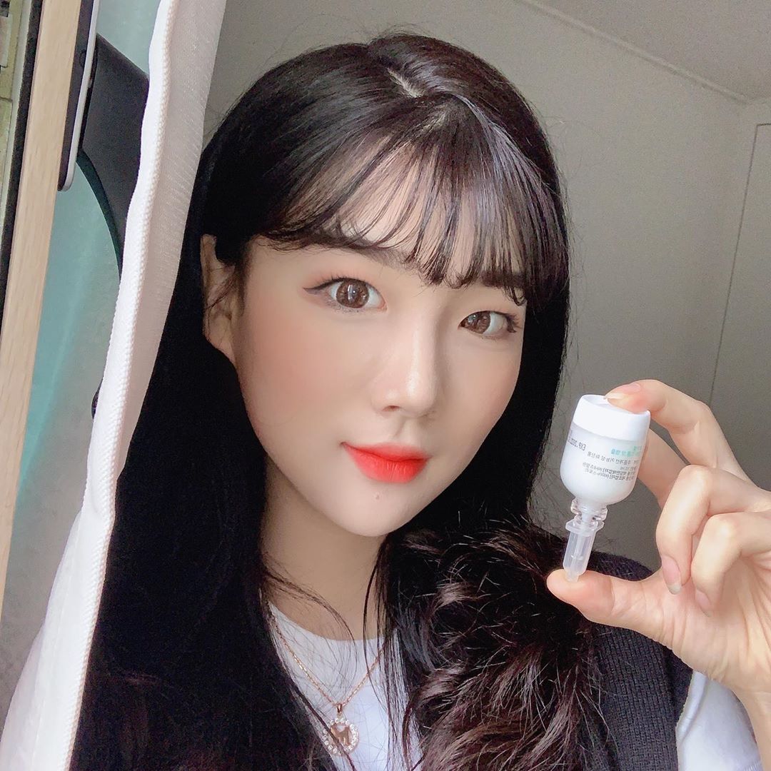 A on Instagram: “환절기인 지금 이 순간 #홈케어 로 #로하셀드롭샷앰플 제품 사용하고 회복하자 #스킨케어 제품 #로하셀#드롭샷앰플 라인 중 #펩타드럽샷앰플 선택 이유: 환절기로 인해 피부가 많이 망가지고 노화가 빨리오는 건성피부타입이라 늘어지고 있어서 4가지 라인중…”