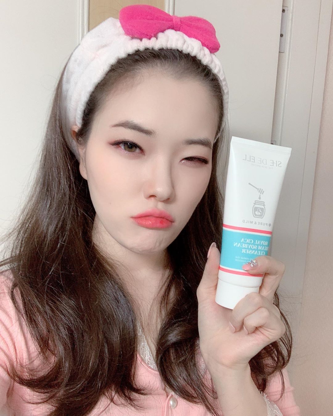 🌹ꕶꕶ♡𑀉🌹 on Instagram: “❤️FROM. @shedeell ❤️. . . #쉬드엘 #shedeell #쉬드엘콩클렌저 #콩클렌저 #쉬드엘로얄시카크림콩클렌저 #쉬드엘폼클렌징 #로얄시카크림콩클렌저 #순한클렌징 #피부미인 #약산성클렌저 #폼클렌징추천 #클렌징폼추천 #클렌저추천…”