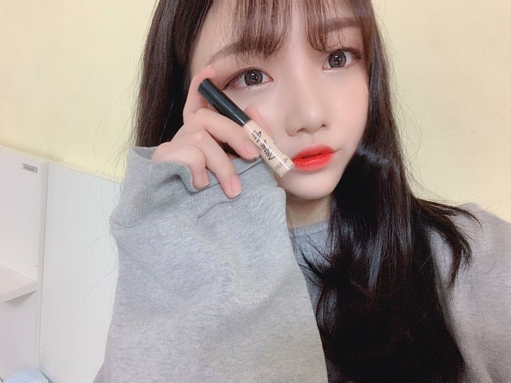 예니(26)👩🏻‍🦰로이(2)🐶 일상 on Instagram: “끈적이지도 않고 커버력은 끝장판!인 쉬드엘 벨벳 에어 페인팅 컨실러에요! ⠀ 보통 컨실러로 커버 후 메이크업을 해도 밀리거나, 시간이 지나면 뾰루지나 홍조가 그대로 올라왔는데😢 요고는 정말,, 효녀템이에오 지속력이 진짜 짱짱!👍🏻 ⠀ 부드럽게…”