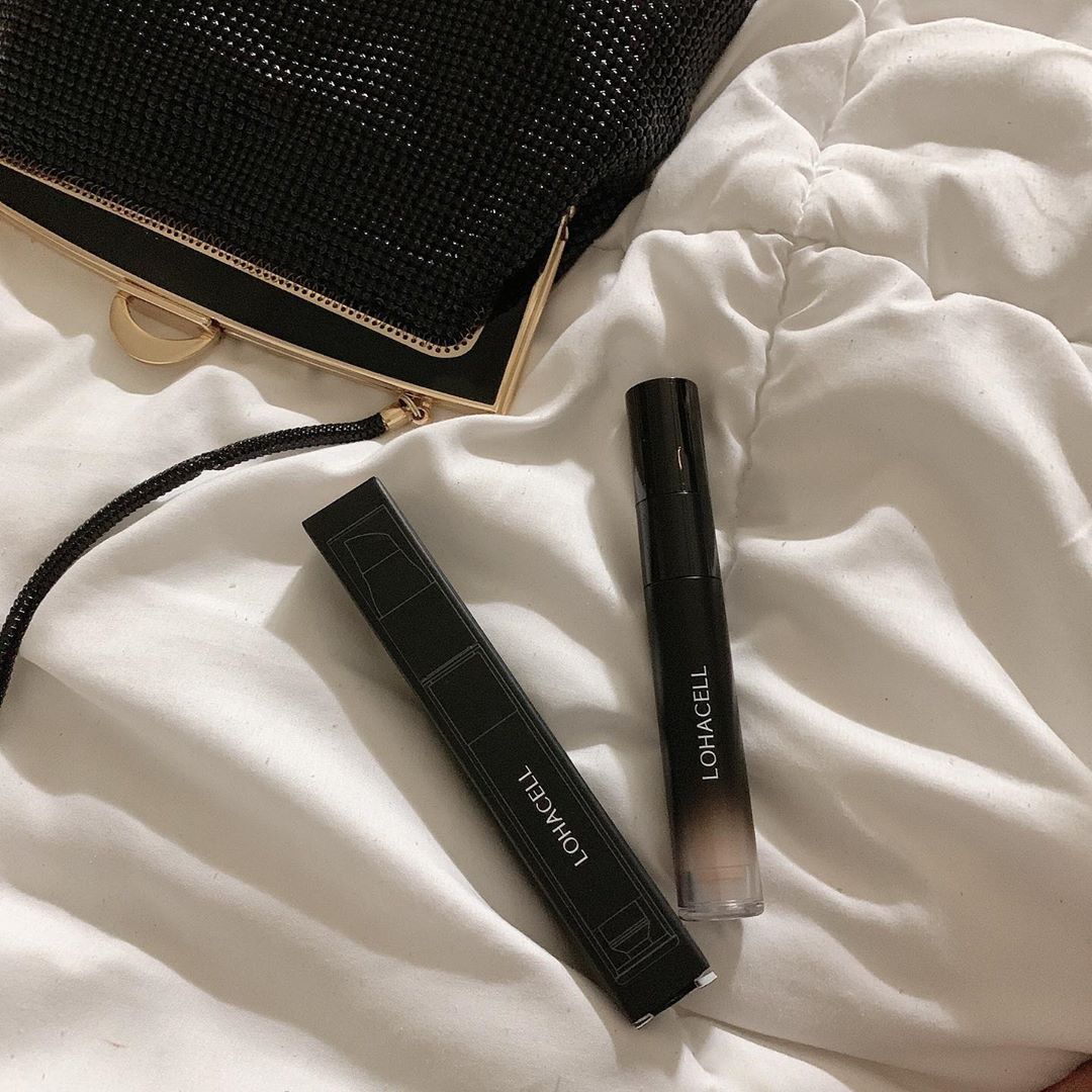 가히 on Instagram: “로하셀 컨실러 🦋🦋 컨실러 테스팅할때 항상 손바닥주름에 갈라짐없는지 발림성보는데 하나도 남김없이 꼭꼭 채워주고 커버력도 상당해서 애용하는중 ✨ . . #컨실러추천 #메이크업 #뷰덕 #메이크업스타그램 #베이스메이크업 #메이크업팁 #커버메이크업…”