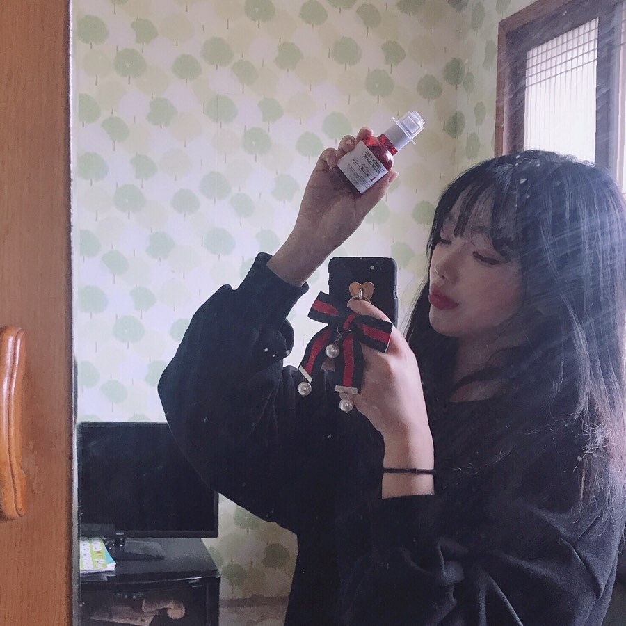 다정 on Instagram: “로하셀 쌍욕세럼 참 많이 봤었는데 진짜 써봄ㅎㅎ 🤫각질제거세럼 -블랙, 화이트헤드 ,각질감소 🤭피부 저자극 -피부자극 유해성분 배제 -피부 저자극 테스트 완료 🤔딱 바르면 몇초있다가 따끔거리는데 그래서 쌍욕세럼이구나 싶었음 그리고 요즘 피부…”
