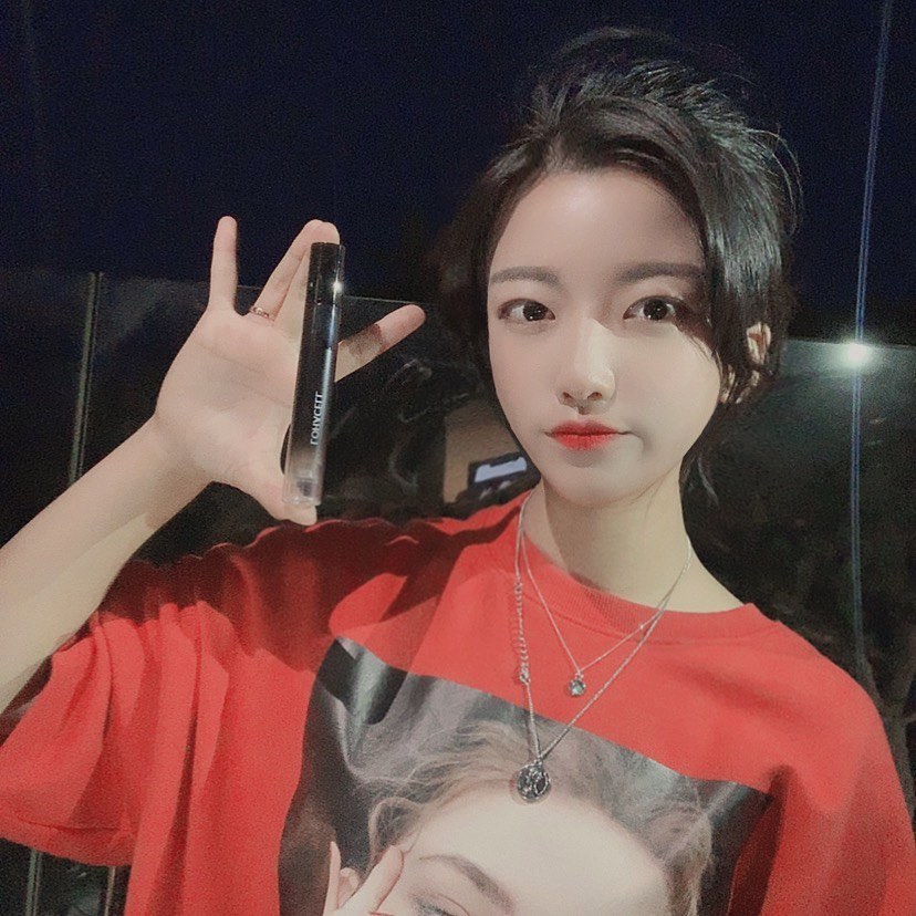 ᴴᴱᴱᴶᴵᴺ on Instagram: “로하셀 리얼피팅 컨실러‼️ 트러블 커버 전용 컨실러로, 피부 진정과 보호에 도움이 되는 로하셀만의 독자적 포뮬러 칼라시카가 함유되어 있는 제품💄. 또한, 48시간 메이크업 지속력 테스트를 완료한 제품으로 트러블 뿐만 아니라 피부 홍조, 모공,…”