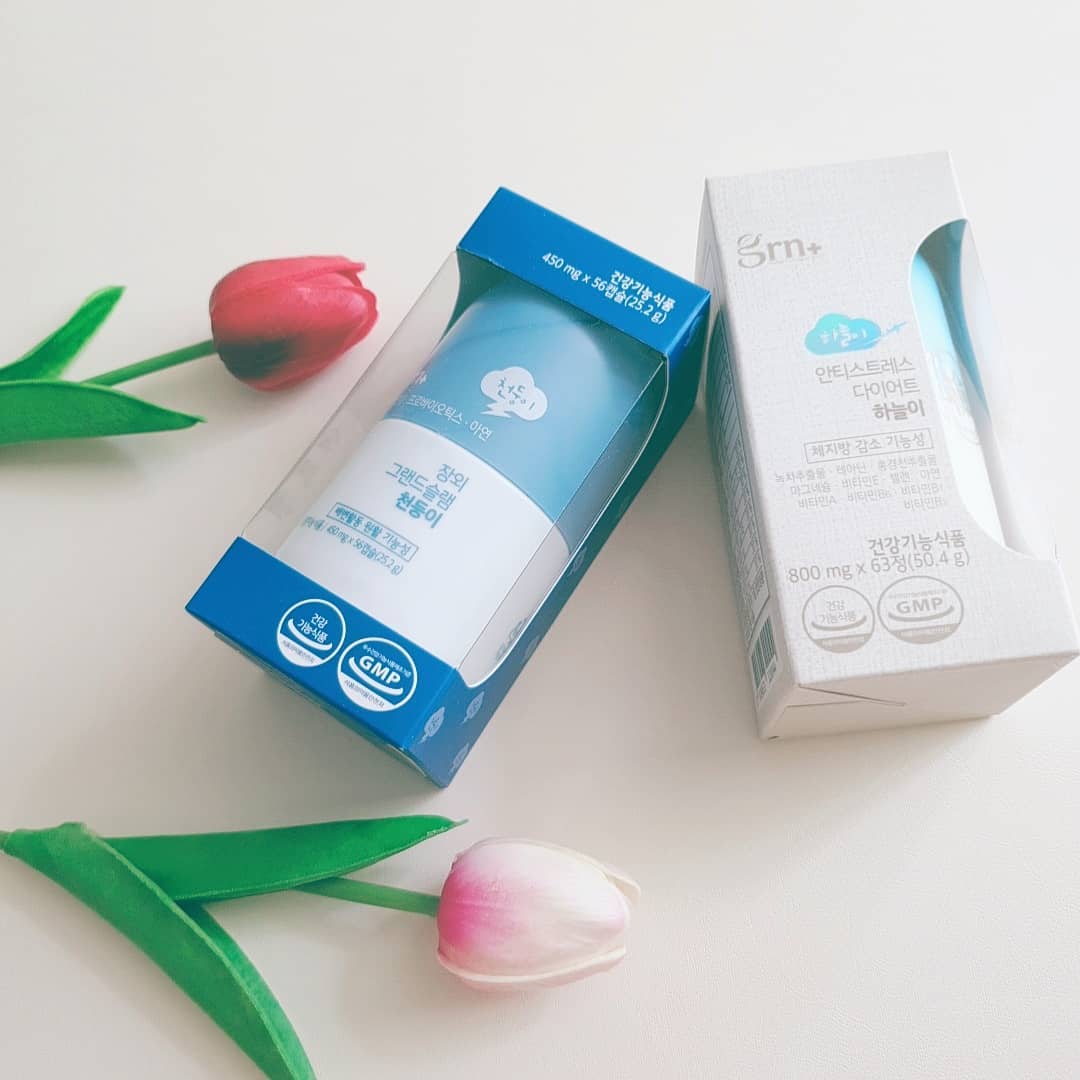 Lisianthus on Instagram: “. . . . . 🌸 하늘이는 스트레스 안녕! 피로에 도움 되는 홍경천 추출물이 쏙 체지방 감소 도움되는 녹차카테킨도 들어 있어요 천둥이는 프로바이오틱스 100억 CPU, 장건강에 도움되는 알로에전잎이 쏙 요즘 스트레스로 피로, 건강한 몸매관리…”