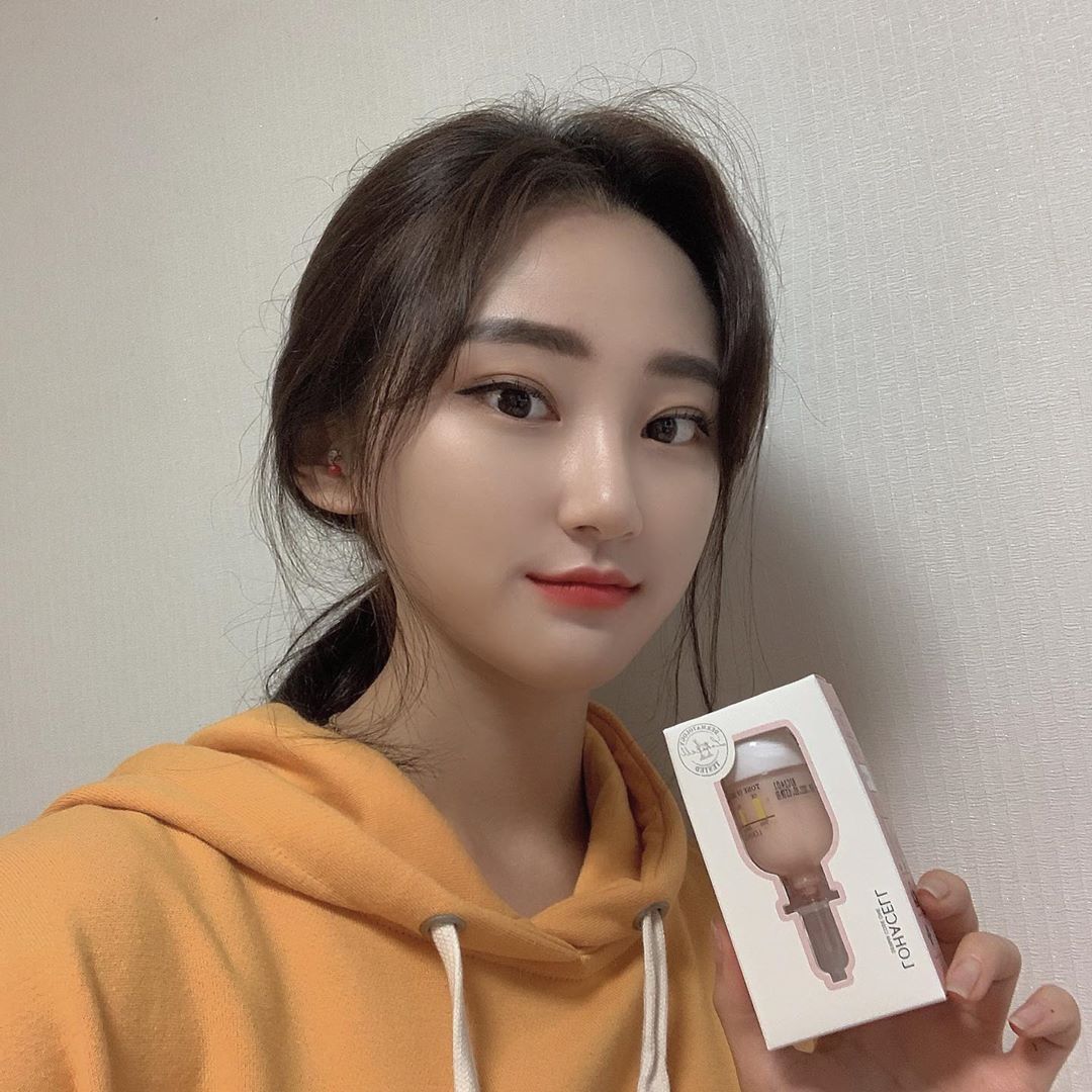 영경 on Instagram: “피부 미백에 도움이 될 수 있는 글루타잔과 피부 정화와 활력에 도움을 줄 수 있는 성분을 포함  전 성분 EWG 그린등급으로 안전하게 사용 할 수 있는 홈케어 제품 . . . #로하셀 #lohacell #로하셀드롭샷앰플 #톤업드롭샷앰플 #드롭샷앰플…”