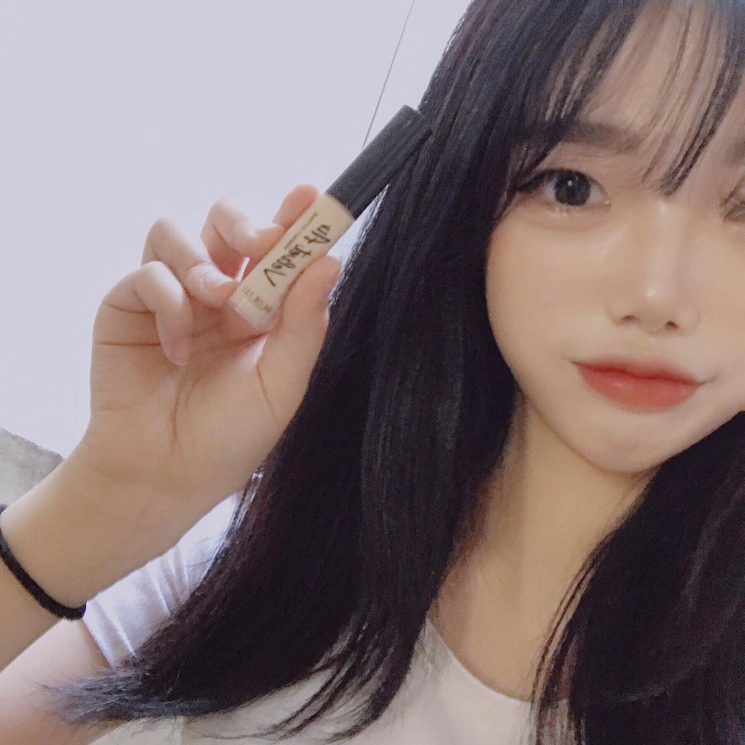 다정 on Instagram: “쉬드엘 벨벳에어페인팅 컨실러 😶얇고 부드럽게 발리는데 좋은 커버력 🙂묻어남, 끈적임 X 😃외부로부터 피부자극 보호 🙄전 매트한 화장할때 컨실러👉🏻쿠션 ❤️ #뷰티스타그램 #맛스타그램 #얼스타그램 #셀카 #선팔 #맞팔 #선팔맞팔 #선팔하면맞팔…”