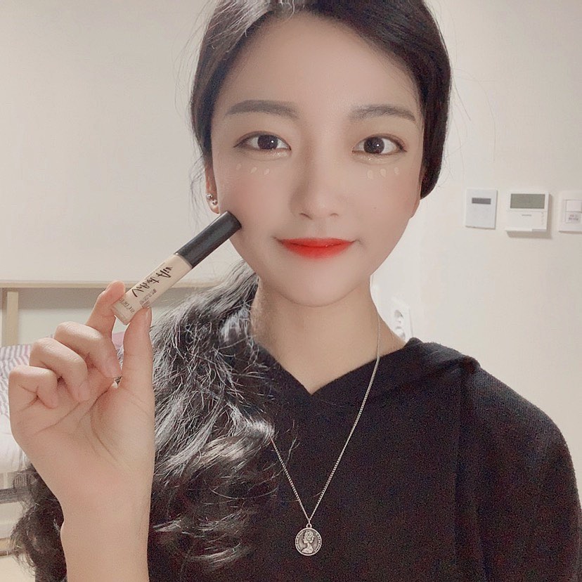 ᴴᴱᴱᴶᴵᴺ on Instagram: “쉬드엘 벨벳에어페인팅 컨실러는 얇고, 부드럽게 발리지만 커버력은 좋은 컨실러‼️ 끈적임이나 묻어나오는 것이 없고, 워터프루프 컨실러로 지속력이 좋으며, 5중 세라마이드 함유로 외부 환경으로 인한 피부 자극으로부터 보호해주는 기능이 더해져 있다고 하니…”