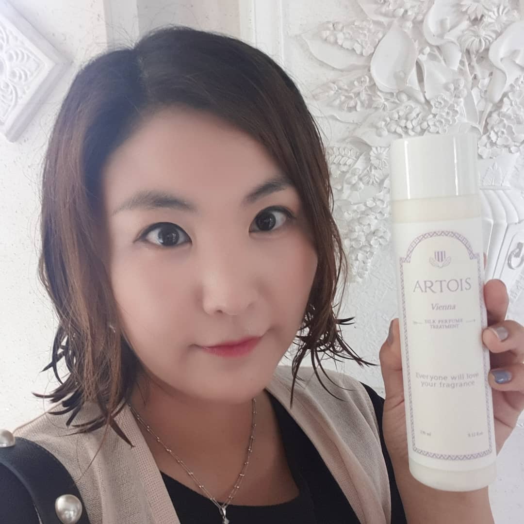 duwls___@naver.com on Instagram: “머리카락이 개털이라  트리트먼트 꼭 사용해야 하는데요 NEW 아르투아 비엔나 실크 퍼퓸 트리트먼트 쓰니 손가락으로 머리카락 쓰윽 그냥 넘어가네요  비엔나 샴푸를 사용하시는 분들의 요청으로 탄생했다는 향수트리트먼트 진짜 향수 뿌린 것처럼 향이 너무…”