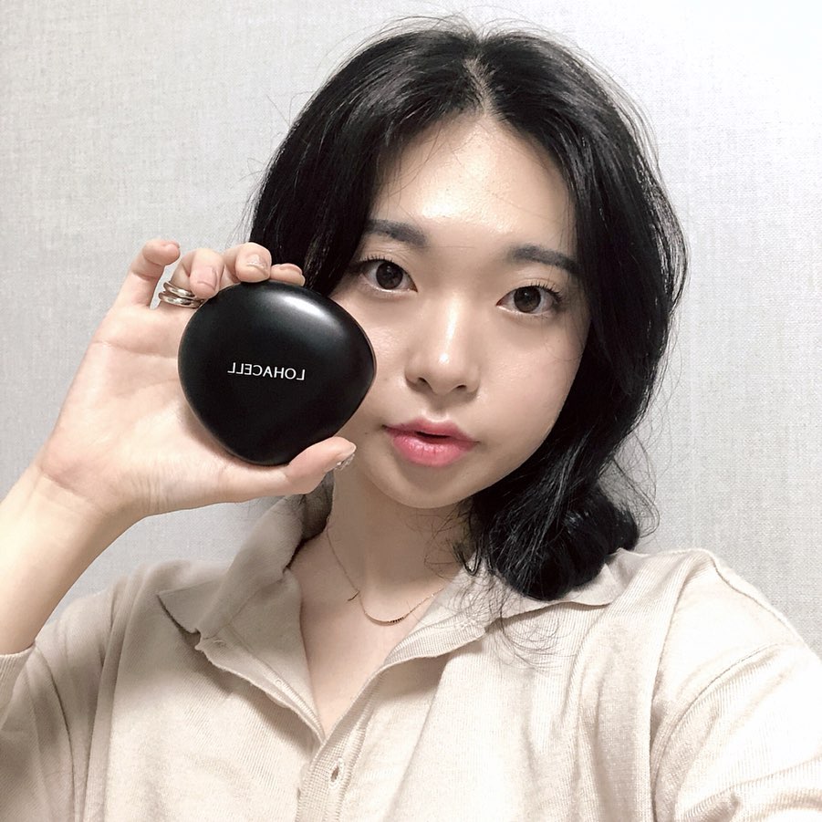 @sommm._ on Instagram: “로하셀 리얼피팅 쿠션  가볍고 촘촘한 밀착력  실키하지만 건조하지 않은 느낌 지속력이 좋고 커버력도 좋은 쿠션 조약돌모양 퍼프여서 뾰족한 부분으로 좁은부분도 꼼꼼히 메이크업 가능  #리얼밀착피팅 #극강지속 #매끈결커버 #솜털커버 #로하셀…”