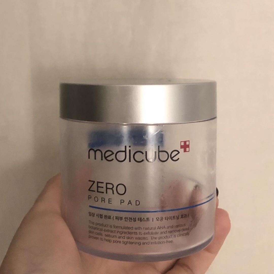 Iris 2019.06.14 on Instagram: “#메디큐브 #medicube #제로모공패드 한통 다쓴 후기 / 우선 너무 광고로 유명해서 궁금했는데 써보고 깜짝놀랬어요. 처음에 몰랐는데 피부가 매끈해졌더라구요. 모공정리가 확실히 된거같아요. 모공축소도 효과있던거 같지만 뚜렷한 효과로는 모공의…”
