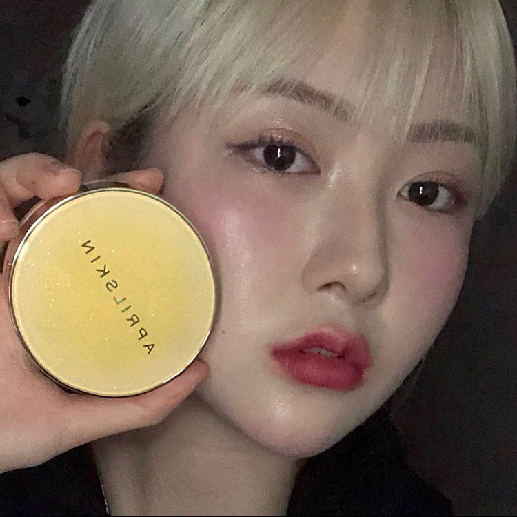 백수연¹ on Instagram: ““리얼 카렌둘라 앰플 광 쿠션” 🌼진정 효과가 있는 카렌둘라를 함유한 수분 에센스가 채워져 있어 겨울철에도 촉촉하게 사용할 수 있는 제품이라고 합니다🌼  나는 평소에 피부가 끈적이는 게 싫어서 촉촉한 메이크업보다는 보송보송한 메이크업을 위해 살짝…”