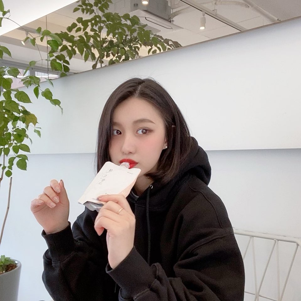 배또또 🦖 on Instagram: “오래 서 있고 잘 붓는 나에게 꼭 필요한 붓기차 🌷 각종 한방 원료등을 이용해 부담스럽지도 않으면서도 깔끔한 맛에 성분 걱정까지 덜어주는 !  덕분에 요즘 빵덕이 탈출 -♥️ #쉐이드링크 #shaderink #네이버1위 #붓기차 #붓기차추천…”