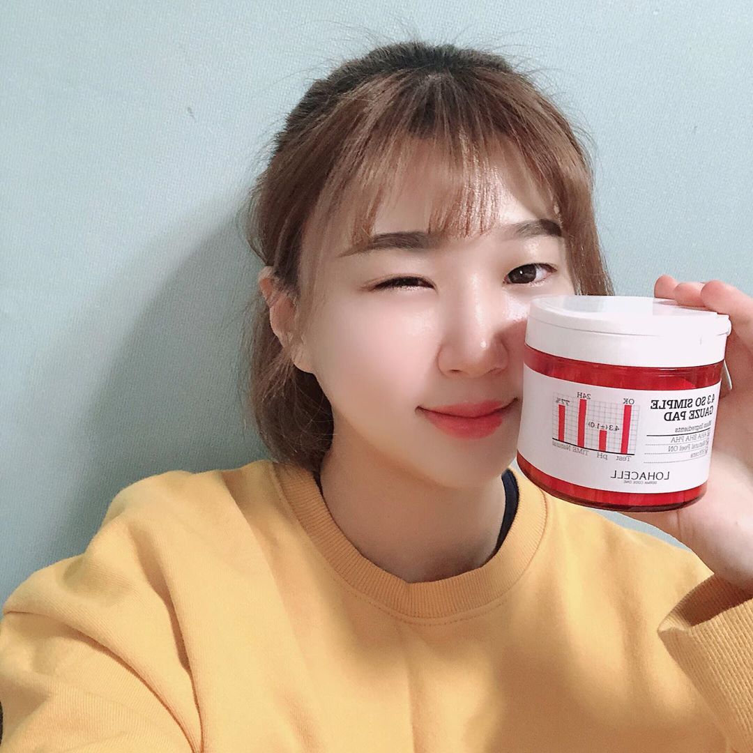 김주연 on Instagram: “겨울철 건조한피부는 재난응급패드로~  아침엔 피부결 정돈후 스킨케어로 저녁에는 화장지운후나 피부 진정용으로 사용 중인 4.3패드 ! ⠀ 부드러운 엠보면이랑 울퉁불틍 거즈면 양면으로 되어 있어서 각질 제거에도 좋아요 민감성인 저도 잘 사용중에여😍…”
