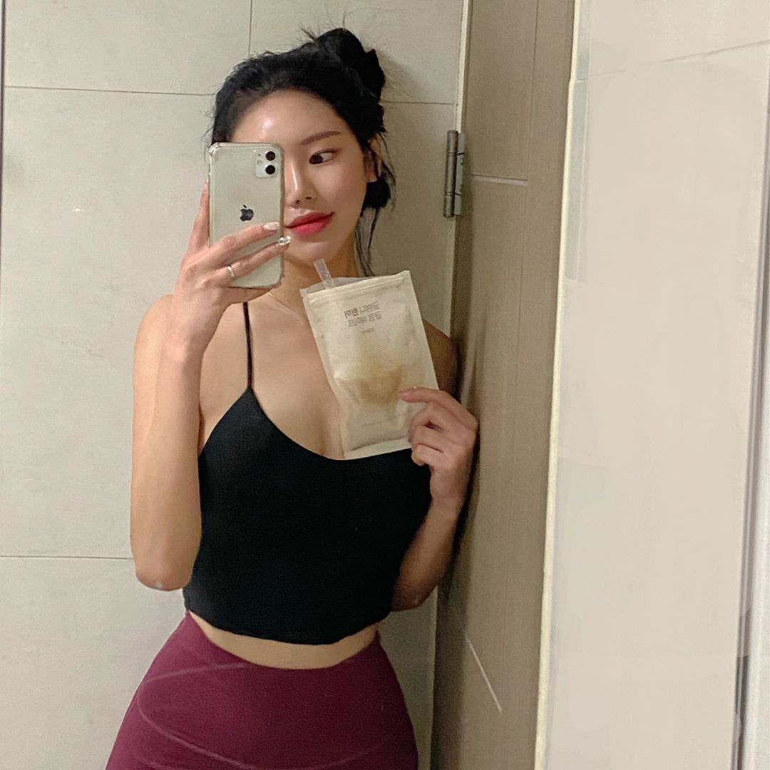 별님(Areumbyeol) on Instagram: “글램디는 워낙 유명하니까ෆ 인절미 맛은 완전 미숫가루 맛 ! 지퍼백 포장이라 가지고 다니기도 완전 편하구 물이나 우유넣고 흔들어주기만 하면 간단한 한끼 완성 ෆ 다들 글램디 먹고 다이어트도 하고 아침 거르지 말자구요 ❛˓◞˂✧ . . . .…”