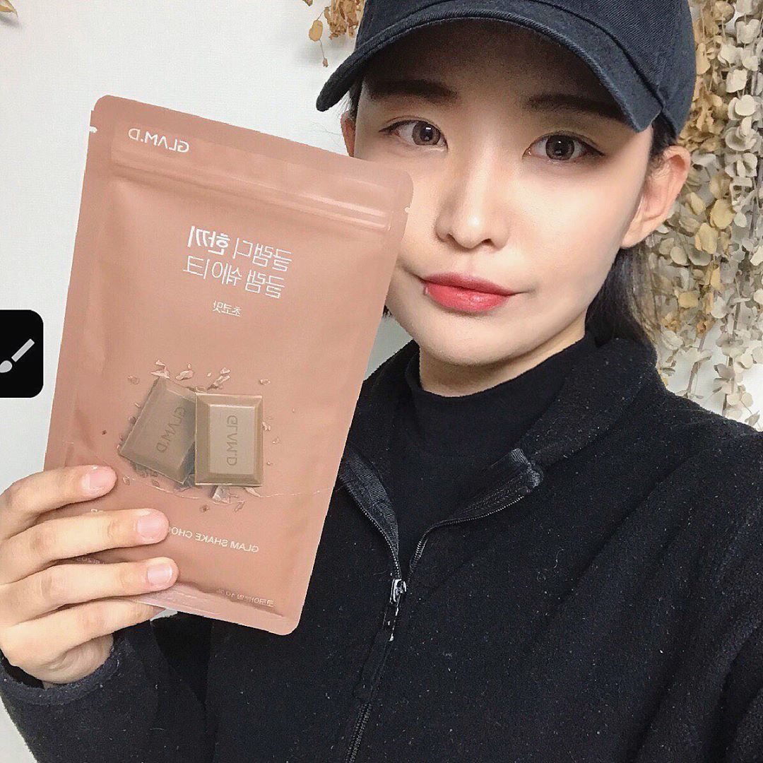 혜진 on Instagram: “운동 가기 전 출출할 때 무조건 한 개씩 챙겨먹는 한끼 글램 쉐이크! 초코맛 인절미맛 중에 고민하다가 초코맛 초이스❤️ ⠀ 밍밍한 다이어트 쉐이크가 아닌 진짜 리얼 초콜렛 쉐이크!! 그런데 칼로리는 낮아서 부담없이 먹기 좋당ㅠㅠ 빨대도 있어서…”