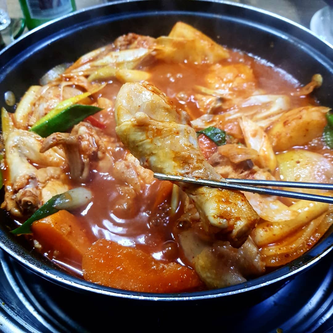 <신사 닭한마리감자탕>
볶음밥 찐탱 식당이다
신사에 신생맛집사이 오래된 진짜맛집
.
죽끓여먹는 닭한마리, 밥볶아먹는 닭볶음탕과 감자탕 총 3개메뉴만파는곳
위생도 시설도 쾌적하진않지만 소주한잔이면 분위기에 취하는 그런곳
.
24시간 운영하는 신사역 8번출구
.
#닭한마리감자탕
#신사맛집 #신사닭한마리 #신사닭볶음탕 #신사감자탕 #닭한마리 #닭볶음탕 #신사볶음밥 #강남맛집 #강남닭볶음탕 #강남닭한마리 #맛스타그램 #닭스타그램 #맛집리뷰 #먹방스타그램