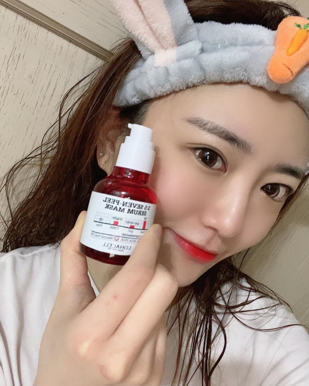 👠💄🌹🍎🍓🍒🥫🍬🎈♥️🌈🎨 on Instagram: “자극없는 각질제거는 역시나 👉🏻#로하셀 여름에 추천드렸던 거즈패드는 상쾌하고 시원하게 필링이 되는 느낌이라면, ⠀ 이번 #응급세럼 은 건조하고 예민한 겨울에 👍🏻👏🏻 ⠀ 세안 후 부드럽게 마사지만 해주면 보들뵤들 애기피부 완성😆 (진짜 초쌩얼 자꾸…”