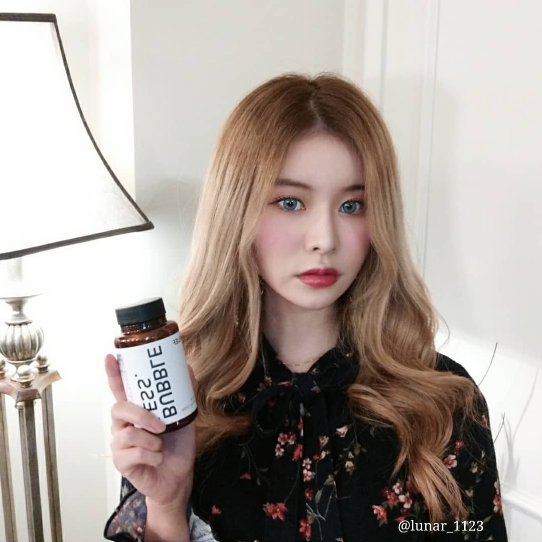 루나model/influencer🌙 on Instagram: “스트레스로 인한 긴장 완화에 도움을 주는 버블레스 릴리프! 여성이라면 누구나  한달에 한 번쯤 불편하고 스트레스를 받는데 감마리놀렌산 함유로 철의 흡수를 도와준다! 이거 먹으면서 부터는 피부도 좋아진 것 같아서 추천추천! 이외에도 여성에게 좋은…”