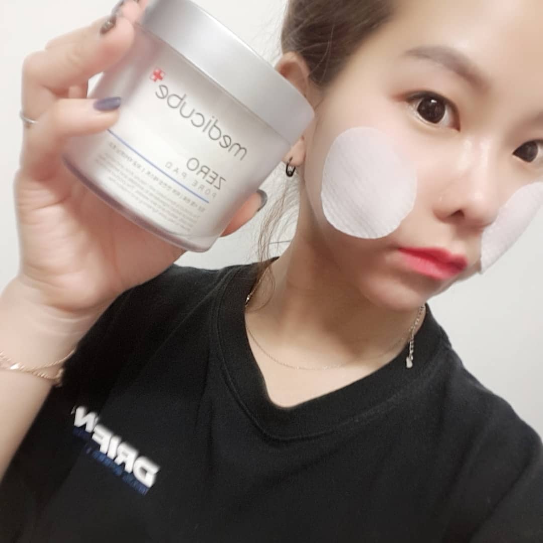 KMJ on Instagram: “면세점 판매1위 메디큐브베스트셀러  나도 사용해보다!  _ _  한 번 사용하면 꾸준히 쓰게된다는 바로 그 잇템! 모공속 묵은 각질 제거에 빠르고 탁월한 저자극 모공패드 닥토는 이게 최고:) _ _  #메디큐브 #medicube #제로모공패드 #닦토…”