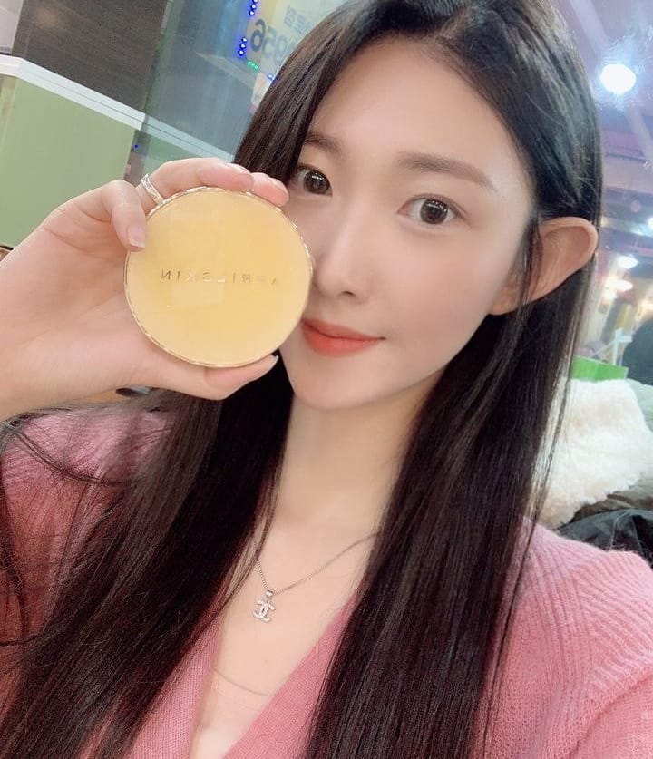 @luv.ye on Instagram: “에이프릴스킨 리얼카렌둘라앰플광쿠션 ☄ 겨울철 건조한 피부에 딱인거 같아욥 촉촉한 광채쿠션 💘  #에이프릴스킨 #aprilskin #리얼카렌둘라앰플광쿠션 #카렌둘라쿠션 #겨울쿠션 #리뷰쉐어 #ad #광채쿠션 #쿠션추천 #추천템 #AD…”