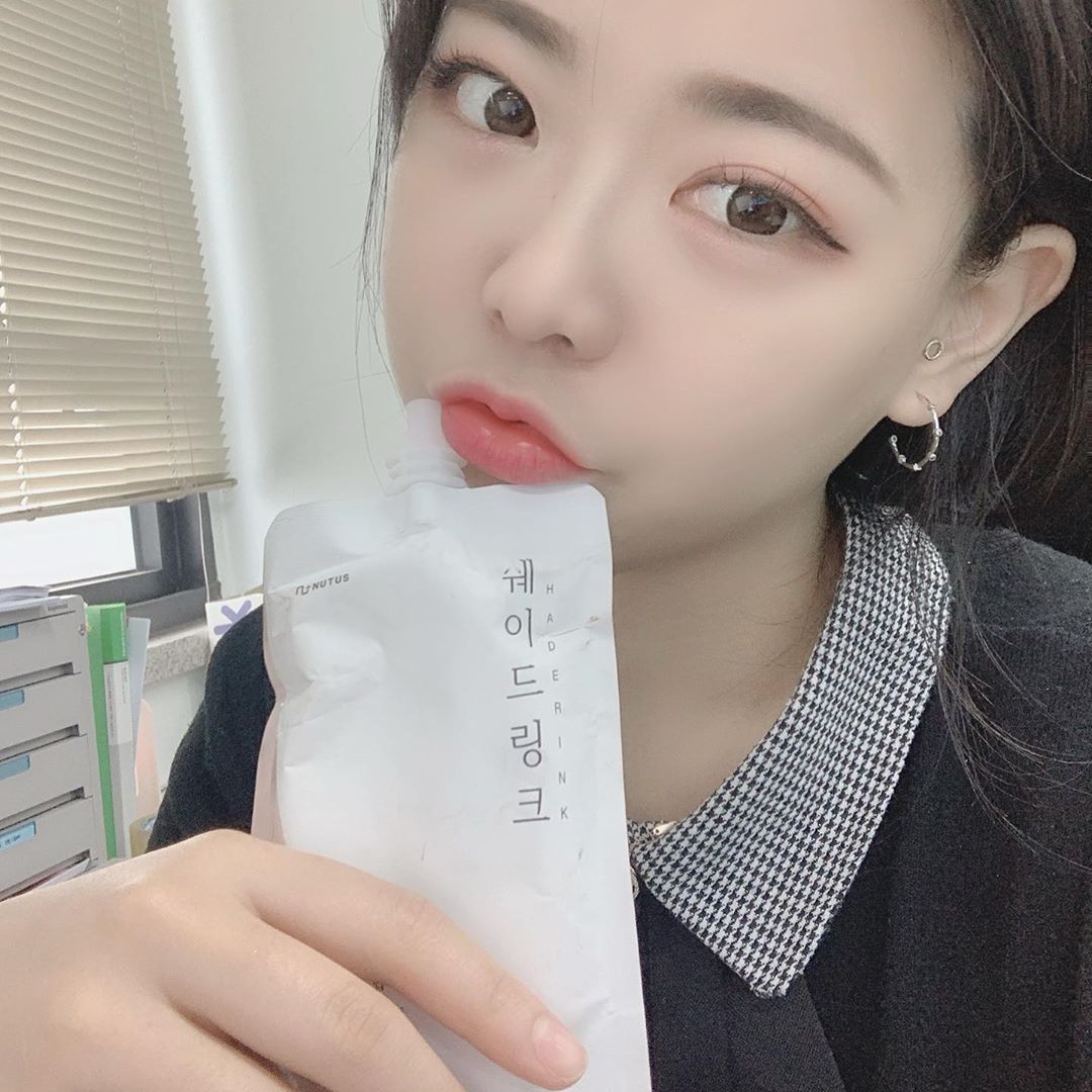 뚜디 리뷰 on Instagram: “문신하고 안맞아서 땡땡부었던 얼굴이 쉐이드링크먹고 빠졌당 쉐이딩+드링크!!!! 화장으로 살빼지말구 먹고 브이라인 되삼❤️💙 수분밸런스도 맞춰주고 간편하게 호로록 맛은 한방향인데 달달하니 음료수 같아요요용 #쉐이드링크 #shaderink # 네이버1위…”