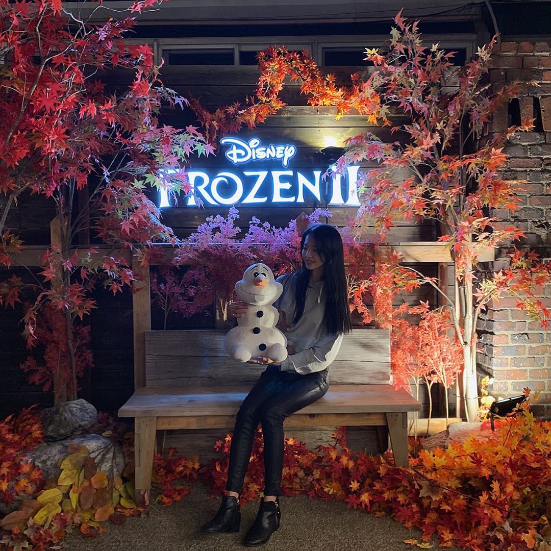 @s._.miiing on Instagram: “☃️올라프 테마 팝업 샵 & 카페☃️. 여름과 겨울이 공존하는 곳 썸머하우스에 다녀왔습니다! . 1층에는 인형, 포스트잇, 에어팟케이스, 맨투맨, 지갑, 파우치 등등 작은 규모에 비해 다양한 상품들이 많이 있고  2층에는 음료와 디저트를 주문하고…”