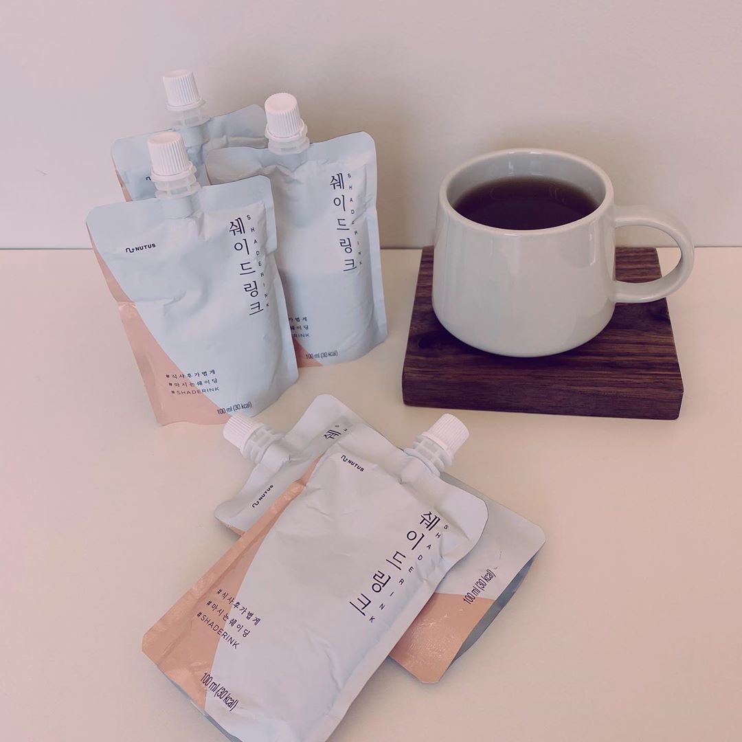 Shirley (❛◡❛) on Instagram: “아침에 일어나면 엄청 붓는 스타일인데,
요즘 쉐이드링크 덕 좀 보고 있어요 🧡
🏷 @shaderink_daily
-
#쉐이드링크 #shaderink #네이버1위 #붓기차
#붓기차추천 #효과좋은붓기차”