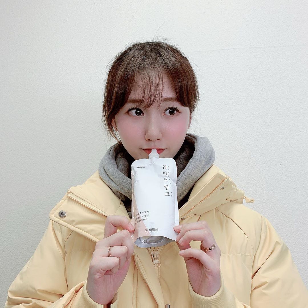바니블리 on Instagram: “⠀ ⠀ ⠀ 아츄아츄🤧 미세먼지에 켁켁 추워서 켁켁 요즘 춥고 그래서 운동 못해서 살만찌고 붓고 그러는데 네이버 베스트셀러 붓기차 쉐이드링크 매일 2개씩 먹었더니 주변에서 살빠졌다규 난리🤫♥️ ⠀ ⠀ ⠀ ⠀ ⠀ #쉐이드링크 #네이버1위 #붓기차…”
