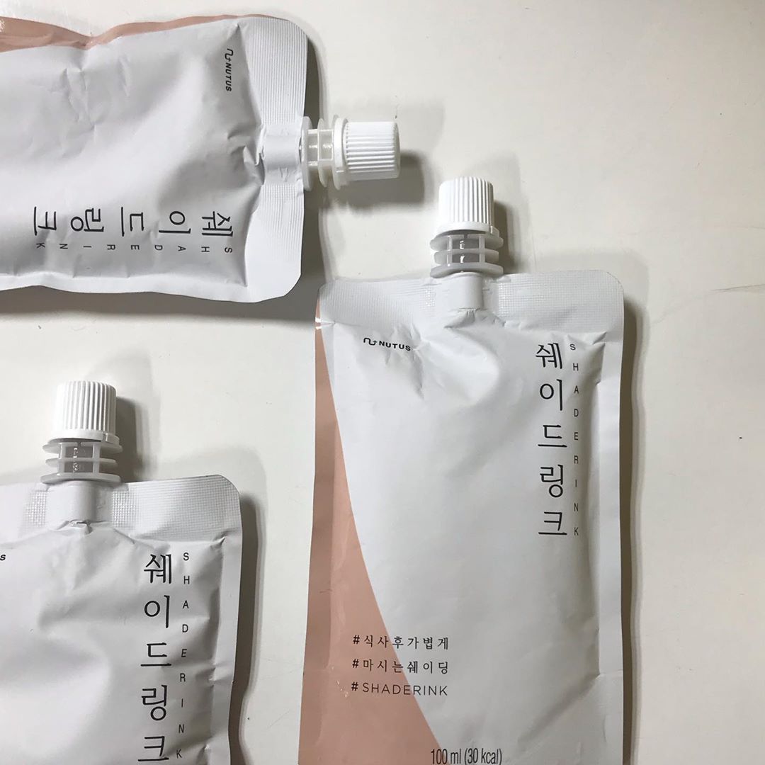 𝔹𝕚𝕟𝕤𝕥𝕒 on Instagram: “[뉴터스 쉐이드링크] 얼굴 살 빠졌단 소리 좀 듣는데 사실 운동보다 이거 더 잘 마시고 있어서 그런거^^ 점심 저녁으로 하루 두번먹고나면 다음날 아침에 눈떴을때 확실히 붓기없는게 느껴짐💘 ‘위 제품은 뉴터스로부터 무상으로 제공받았습니다.’…”