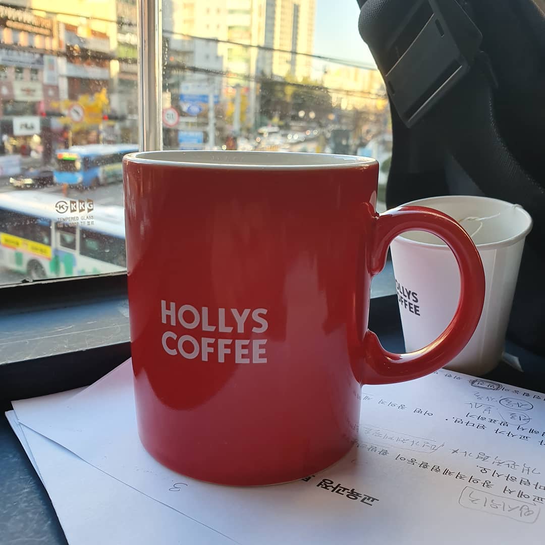 오늘 할리스를 왔다
시험기간인데 귀에선 🎶만 울린다
🎤방 가고싶다
시험아 저리가😭