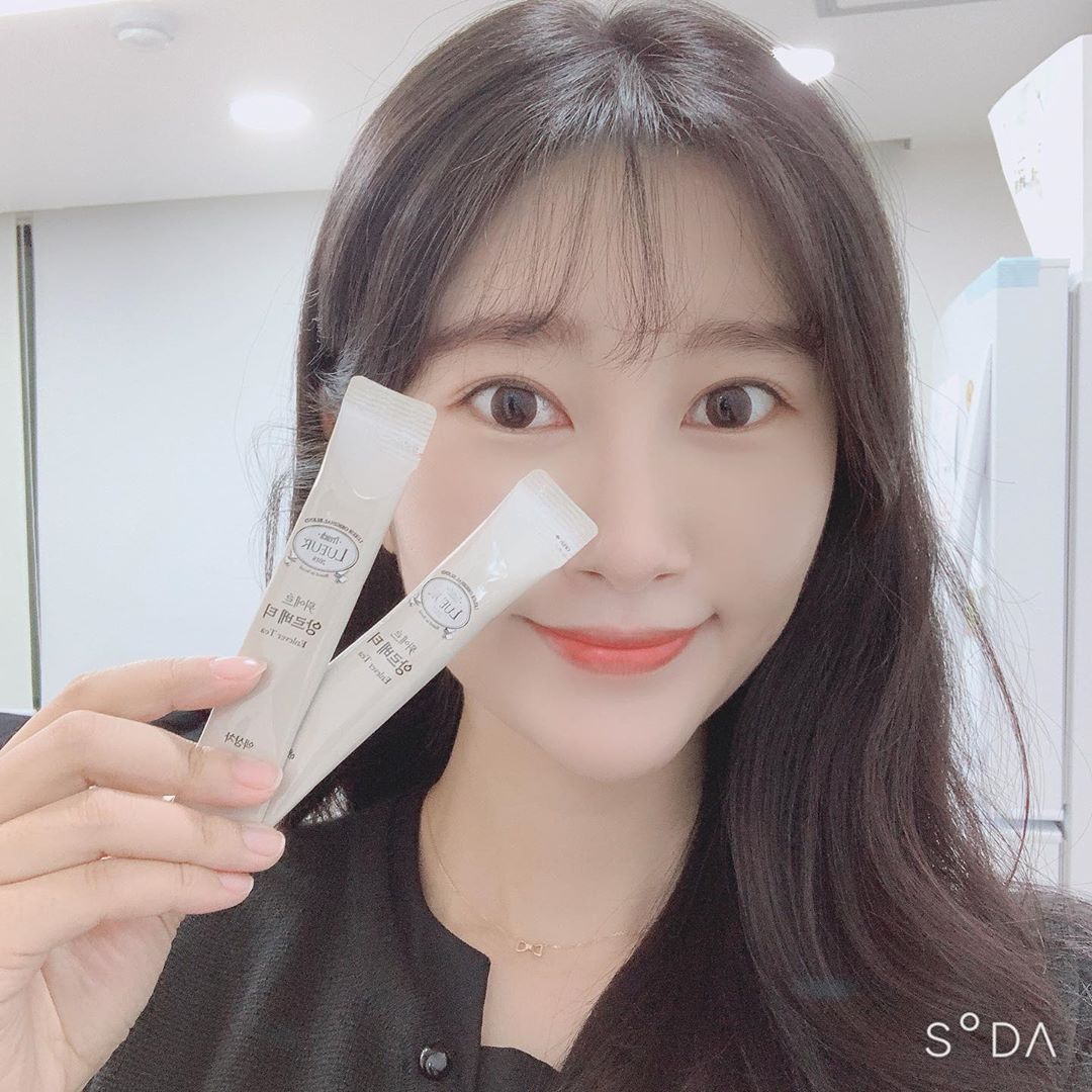 hh.lim on Instagram: “스틱 하나로 가볍게 붓기 해결하기🙌🏻 붓기제거에 좋은 호박,팥,옥수수염이 주재료로 쓰이고 한방약재가 보조재료로 쓰여 더 믿고 먹을 수 있는 #뤼에르앙르베티 - 한포로 쏙! 가볍게 붓기 해결 성공✨ - #붓기차 #하우투잇 #뤼에르앙르베티 #붓기제거…”