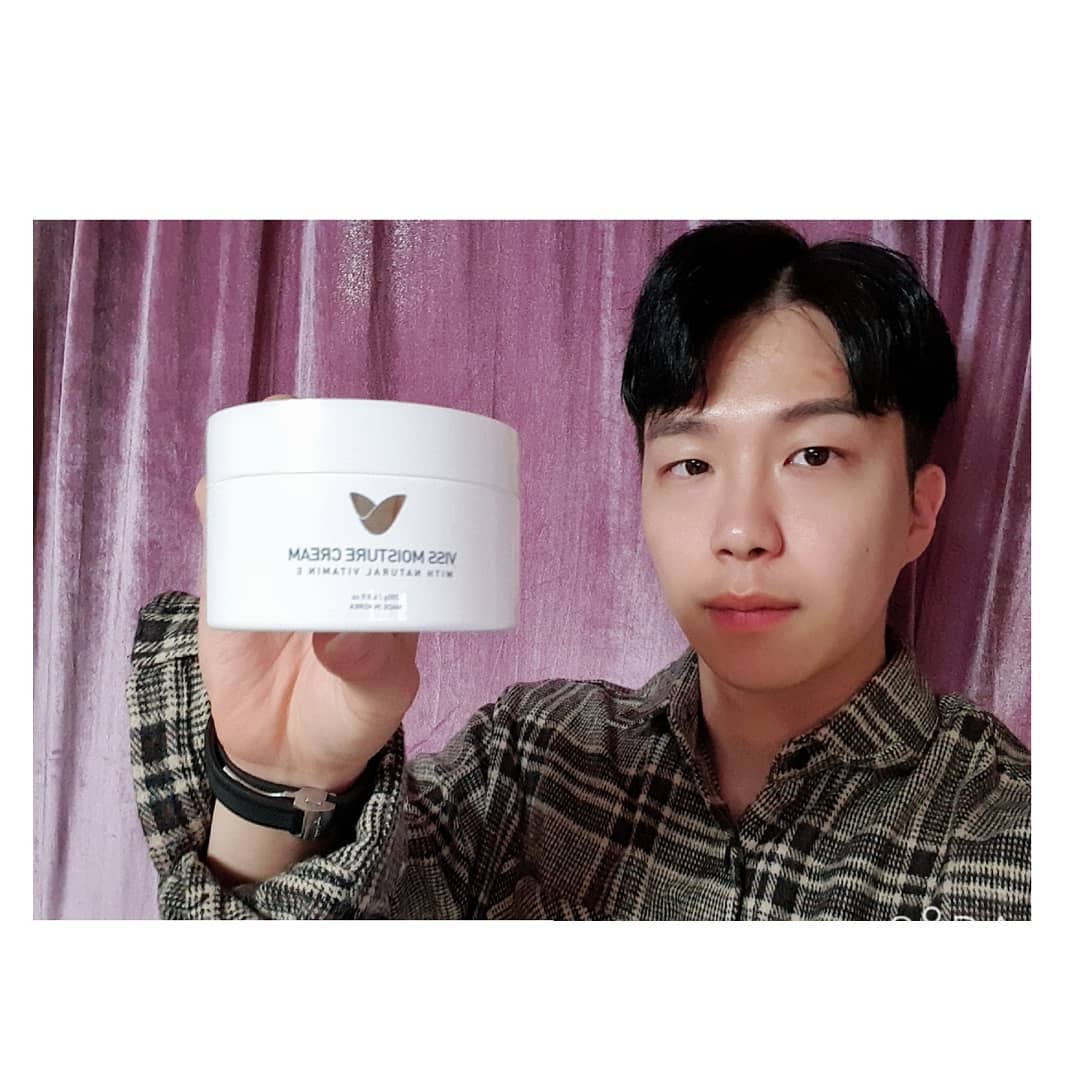 이동헌 on Instagram: “나리안 갈바닉마사지기 골드링클 + 비스수분크림 세트

갈바닉마사지기는 화장품의 빠른흡수가 가능하고, 피부의 잔주름에 효과가 좋다고 하는데 기대해 봐야겠다👍👍 수분크림은 좋은 성분과 순한 사용감으로 수분감이 오래 가는 것 같다🙏”