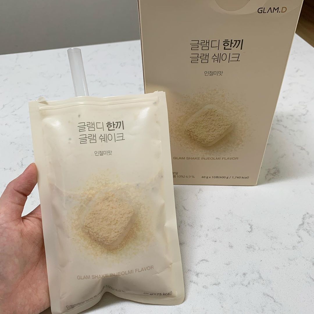도윤맘 on Instagram: “지퍼백에 물이나 우유넣고 쉐낏쉐낏하면 끄읕-!
너무 간편해😉😉
인절미맛 너무 너무 맛있어〰️
씹는 맛도 너무 좋고 든든한 한끼로 최고💛”