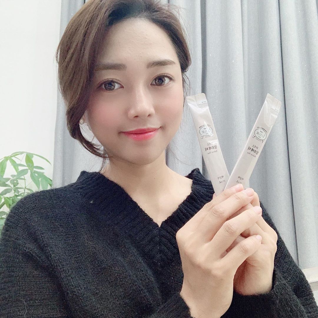 문은지 on Instagram: “붓기차 짱팬인 친한동생이 추천해준 #앙르베티 앙르베티를 먹어야지만 다음날 붓기가 빠지고 쌍커풀이 생긴다 해서 저도 먹어봤습니다 😎 - 내일 결혼식인데 하필 오늘 폭식해서  바로바로 물에 넣어 마셨어요🙋‍♀️ 아는 사람들 다 아는 효과! - - 스틱…”