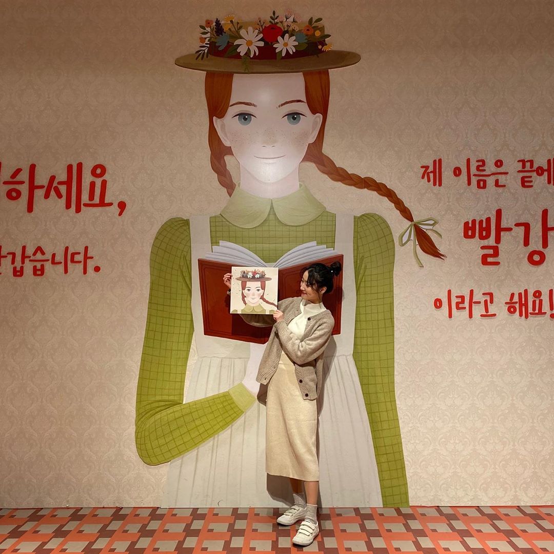 ɴᴀ ʜʏᴇᴏɴ ②③ on Instagram: “ᴡɪᴛʜ #내이름은빨강머리앤  이때까지 가본 전시회 중에 가장 퀄리티 좋구 작품들이 너무 이뻣다🥰 서울 전시회 가본다면 진짜 꼭 가보시기를 추천💕 챕터1 부터 챕터10방 까지 있구 빨간머리 앤에 대한 삶에 대해 다 다른내용으로 이어져있어 시간 가는줄…”