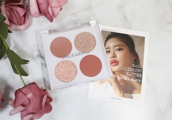 #제품협찬 
언리시아 겟 주얼 팔레트

UNLEASHIA GET JEWEL PALETTE
N°1 GEMMY BEAM(제미 빔)
4color / 23,000원 ​11월 28일 정식 론칭된
글리터 맛집 언리시아 신상 언리시아 겟 주얼 팔레트 ​
.
로지 브라운의 제미 빔과 피치 브라운의 스태리 닷 중 
제가 사용해본건 N°1 제미빔이에요 :) .
언리시아 겟 주얼 팔레트는 보석을 으깬 듯 영롱한,
말 그래도 보석 같은 팔레트랍니다 ㅎㅎ ​
.
으깬 보석처럼 영롱하게 반짝이는
국내에서 가장 큰 입자의 프레스트 글리터로 출시되었어요 .

매트한 질감의 차분한 로지 베이지 비 젠틀 (Be Gentle)과
톤 다운된 로지브릭 컬러 플러시(Flush),
오팔 펄과 핑크 브라운 펄이 조밀하게 조합되어 있는
스파클링 재형의 포지(Posy)
그리고 오팔 베이스와 하트 글리터의 조합인
글리터 섀도우 로지 빔(Rosy Beam) 
이렇게 네 컬러가 담겨 있어요

로지 빔의 경우 부드러운 질감이어서 페이스뿐 아니라
바디까지 활용 가능한 멀티 팔레트로 사용 가능하답니다✨
.

오밀조밀한 포지와 입자가 큰 
글리터 로지 빔이 정말 영롱하고 예쁜데
사진으론 다 담지 못해서 넘 아쉽네요 😭

부드럽게 발리지만 선명한 컬러감으로
매트 섀도우들만 사용해서 
데일리 메이크업 하기에도 좋을것 같아요 
여리여리한 베이스 컬러가 없다는게 살짝 아쉽지만
4구 팔레트에 각자 다른 재질의 글리터가 있어 만족💕
.
.
.
#언리시아 #언리시아겟주얼팔레트 #겟주얼팔레트 #제미빔 #unleashia #koreancosmetics #kbeauty #글리터섀도우 #4구팔레트 #eyeshadow #eyeshadowpalette #韓国コスメ#코덕 #코덕맞팔 #코덕맞팔환영 #제품제공
