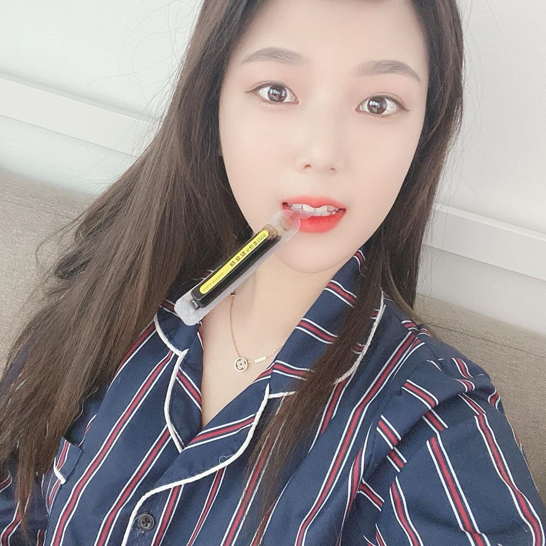 슬기 on Instagram: “간만에 #휴식 🙃 쉬는날엔 디톡스하면서 독소를 빼줍시다  뭔가 디톡스하면 뭔가 시큼한 맛이 날것같았는데 그냥 보리차네 ‼️ . 앰플향식이라 들고 다니기도 편해 조오타 내 간을 회복시켜줘 피를 맑게 해줘 😞 . #디톡스#다이어트#숙취해소#필라테스#스파…”