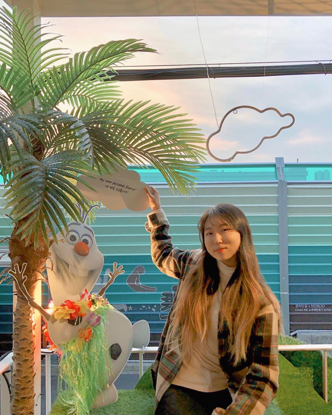 🇰🇷현주 on Instagram: “📍#이태원썸머하우스 올라프와 여름이되는 상상을 해보았다!  In summer OST장면에 퐁당 빠진 기분이었던 썸머하우스❣️ - - #주쓰의상상은현실이된다  #ohyunjuice_in_seoul #ohyunjuice_in_korea - -…”