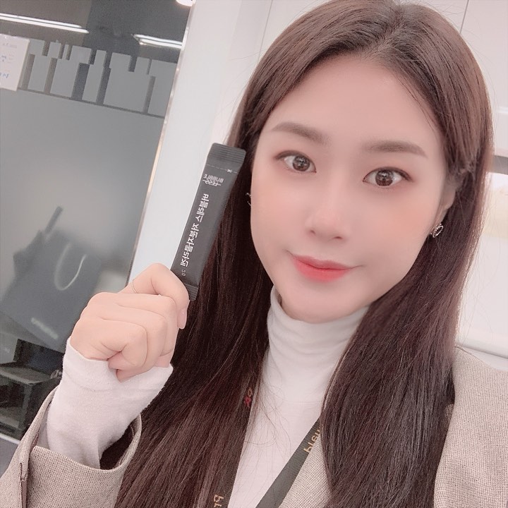 쏘영🐷 on Instagram: “어디든 간편하게 먹을 수 있게 스틱으로 나온 콜라겐!!! 비타민C,B가 들어있고 가루로 되있어서 체내 흡수도 훨씬좋아요~! 맛은 약간 레모나 같은 느낌이라 부담도 없어여ㅎㅎ 굳👍🏻 #피쉬콜라겐 #버블레스콜라겐 #버블레스피쉬콜라겐 #버블레스저분자콜라겐…”