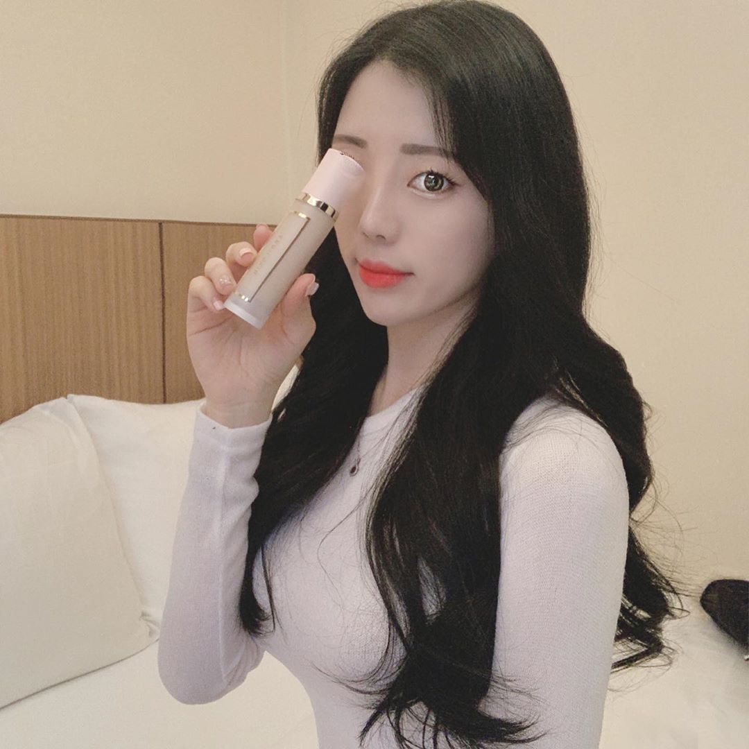 진호💘 on Instagram: “‘커버 핏 쿠션’의 업그레이드 버전 50시간 파운데이션 🥳 •  워터드롭이 증명하는 커버 베이스와 수분 세럼 에센스의 4:6 황금비율  피부 안전성 테스트를 완료한 제품💘 • • #에이프릴스킨 #aprilskin #퍼펙트매직커버핏파운데이션…”