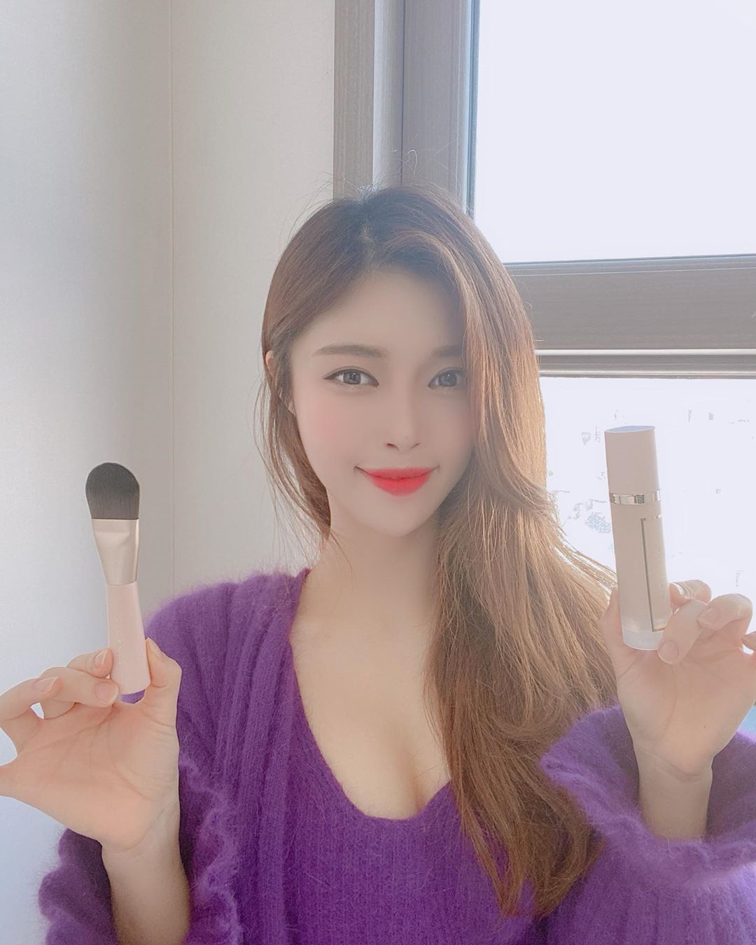 음식스타그램 on Instagram: “다들 즐거운 주말 보내고 계신가요?  오랜만에 올리는 셀카라 부끄럽지만☺️ 공유하고 싶어 올려요💕 에이프릴스킨 파운데이션과 브러쉬를 추천받아 사용해봄🙋🏼‍♀️ 촉촉하고 부드럽고 너무 좋아요! 제 피부는 밝아서 21호 썼는데  넘넘 마음에 듬🥰 너무…”