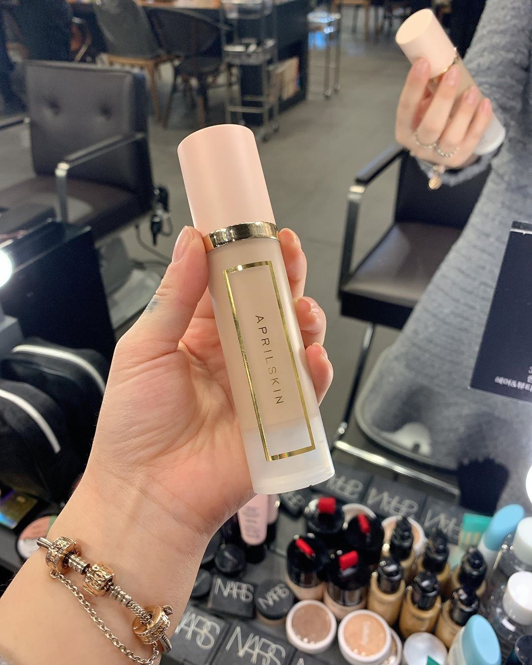 🌷전아리🌷 on Instagram: “오랜만에 메이크업 하러왔쥬 #메이크업은아리실장 #에이프릴스킨 #aprilskin #퍼펙트매직커버핏파운데이션 #파운데이션 #50시간파운데이션 #겨울파운데이션 #AD @aprilskin_korea #노원메이크업 #노원미용실 #준오헤어…”