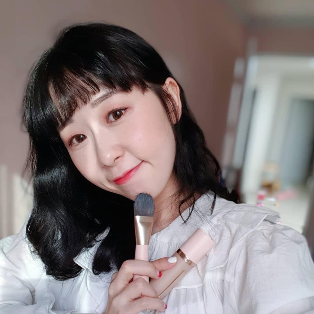 김영주/코덕/빵식토끼쭈야 on Instagram: “칼바람에도 끄떡 없는 파데라, 그래서 50시간 파데라고 불리나봐요...💙 - 에이프릴스킨 퍼펙트 매직 커버 핏 파운데이션 에이프릴의 스테디셀러인 커버핏쿠션의 업그레이드 버전인 요 파데는 워터드롭 커버 베이스와 수분세럼 에센스의 4:6 황금비율로…”