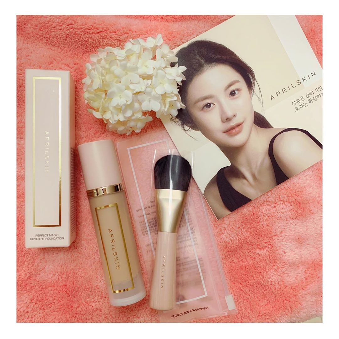 백은지 on Instagram: “🤍 💗퍼펙트 매직 커버 핏 파운데이션 2.0 커버력이 정말 강력하고👍🏻 수분감도 많아서 촉촉한 파운데이션임!! 커버 베이스와 수분 세럼 에센스의 4:6 비율이고, 수분감이 정말 좋아서💜 피부가 꿀광으로 좋아보여서 넘나 만족함!! 나의 기미, 모공…”