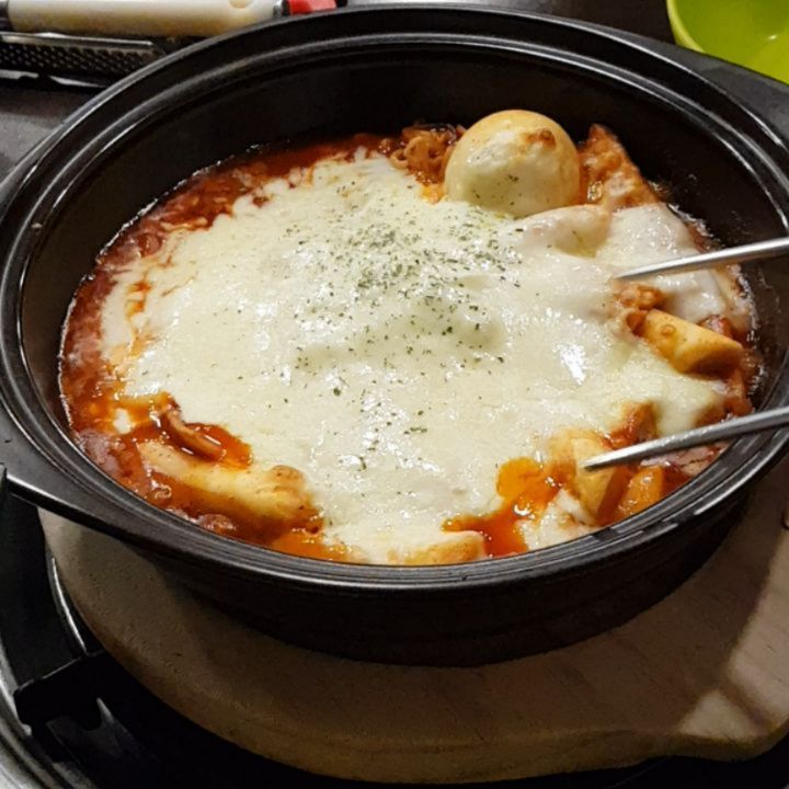 <강남역 보글링>
치즈가 폭포처럼 흘러내리는 뚝배기떡볶이
.
떡볶이도 맛있지만 뚝배기치즈볶음밥도 정말 맛있다
다먹을때까지 굳지않아 끝까지 치즈를 즐길수있다는게 보글링의 큰 매력인듯
.
가격도 저렴해 학생들과 커플들로 꽉차있는 곳이다
.
.
#강남맛집 #강남역맛집 #강남역떡볶이 #강남역치즈떡볶이 #강남치즈떡볶이 #강남즉석떡볶이 #강남데이트코스 #강남저렴한맛집 #맛스타그램 #떡볶이스타그램